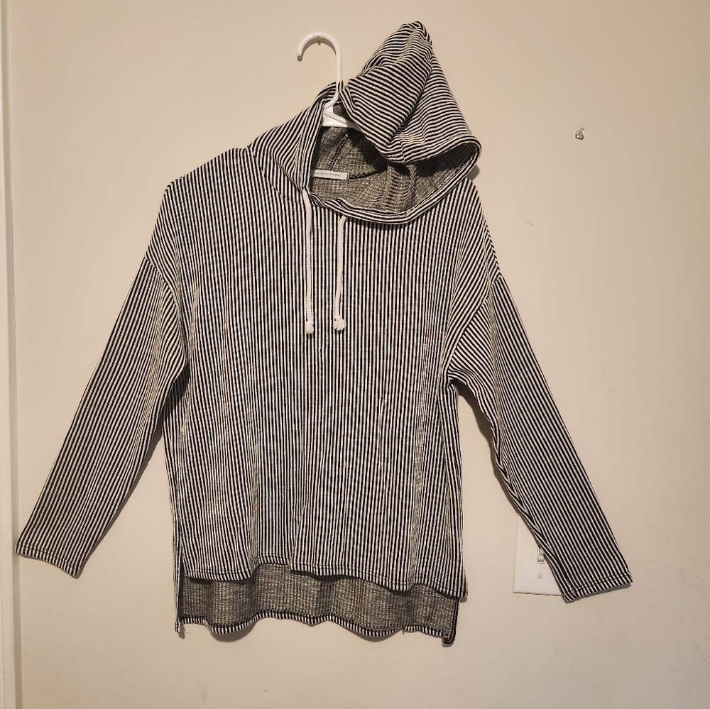 Lightweight hooded top